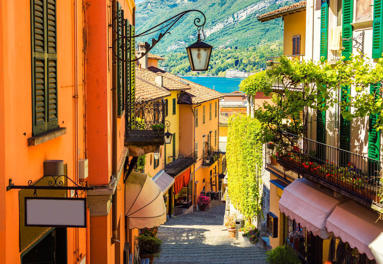  Los colores vibrantes de la calle Bellagio , con vistas al lago de Como.
