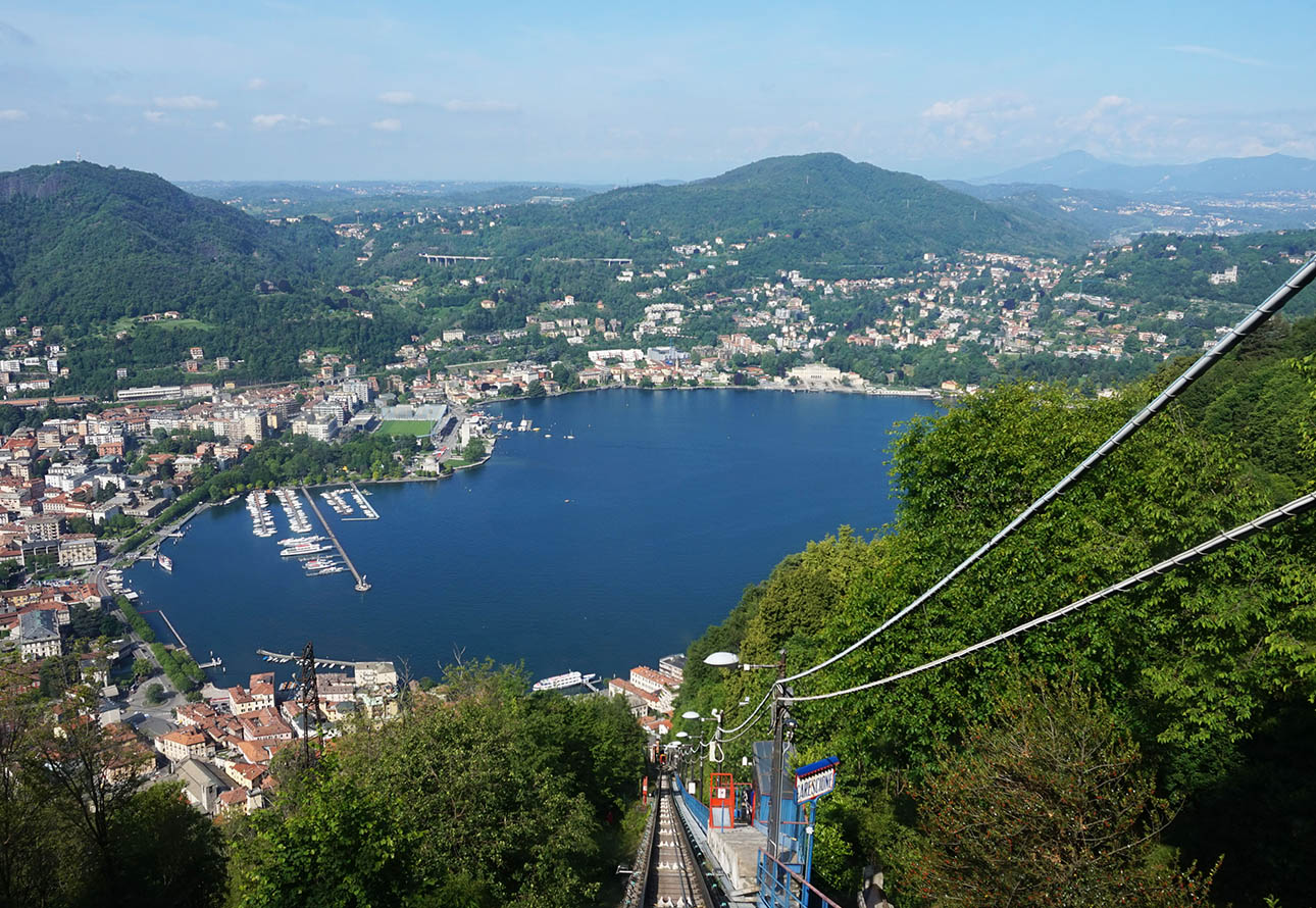  Malowniczy widok na miasto i jezioro z kolejki linowej Como–Brunate