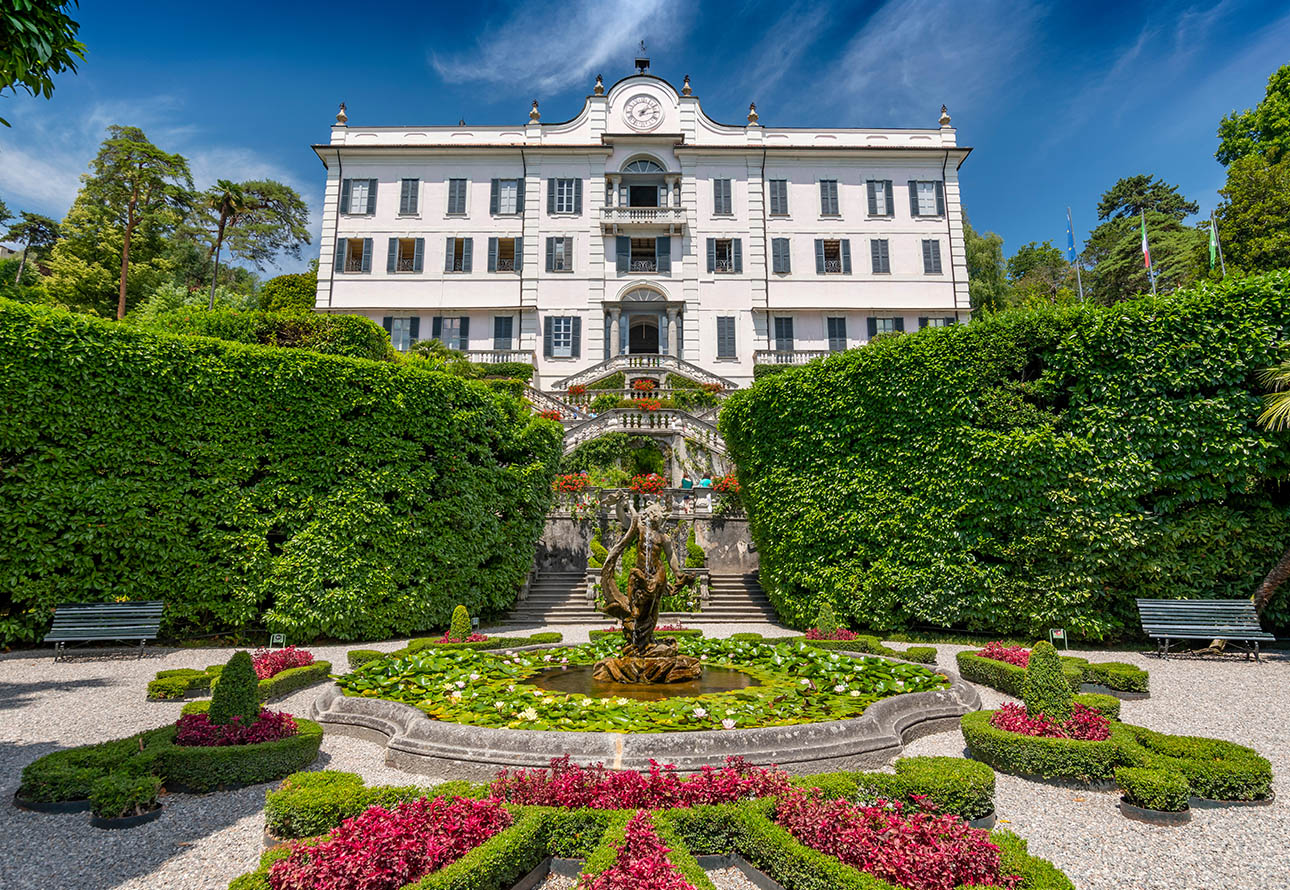 Wspaniały biały budynek z fontanną w Villas Carlotta, oglądany z ogrodów botanicznych