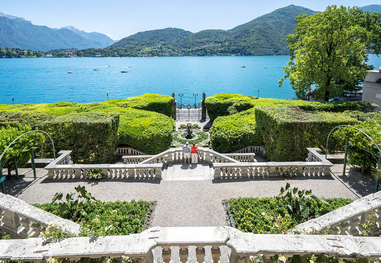 la vista panoramica dall&#39;alto della scalinata che conduce al lago nei pressi di Villa Carlotta, catturando la bellezza naturale dei dintorni