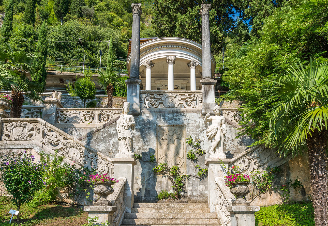La scalinata che conduce al giardino di Villa Monastero.