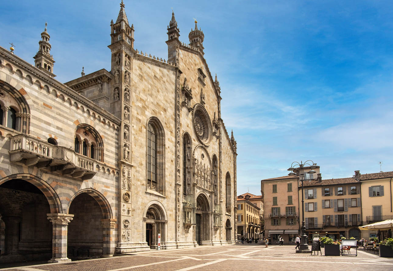 Una grande cattedrale si erge maestosa nel cuore di una vivace città