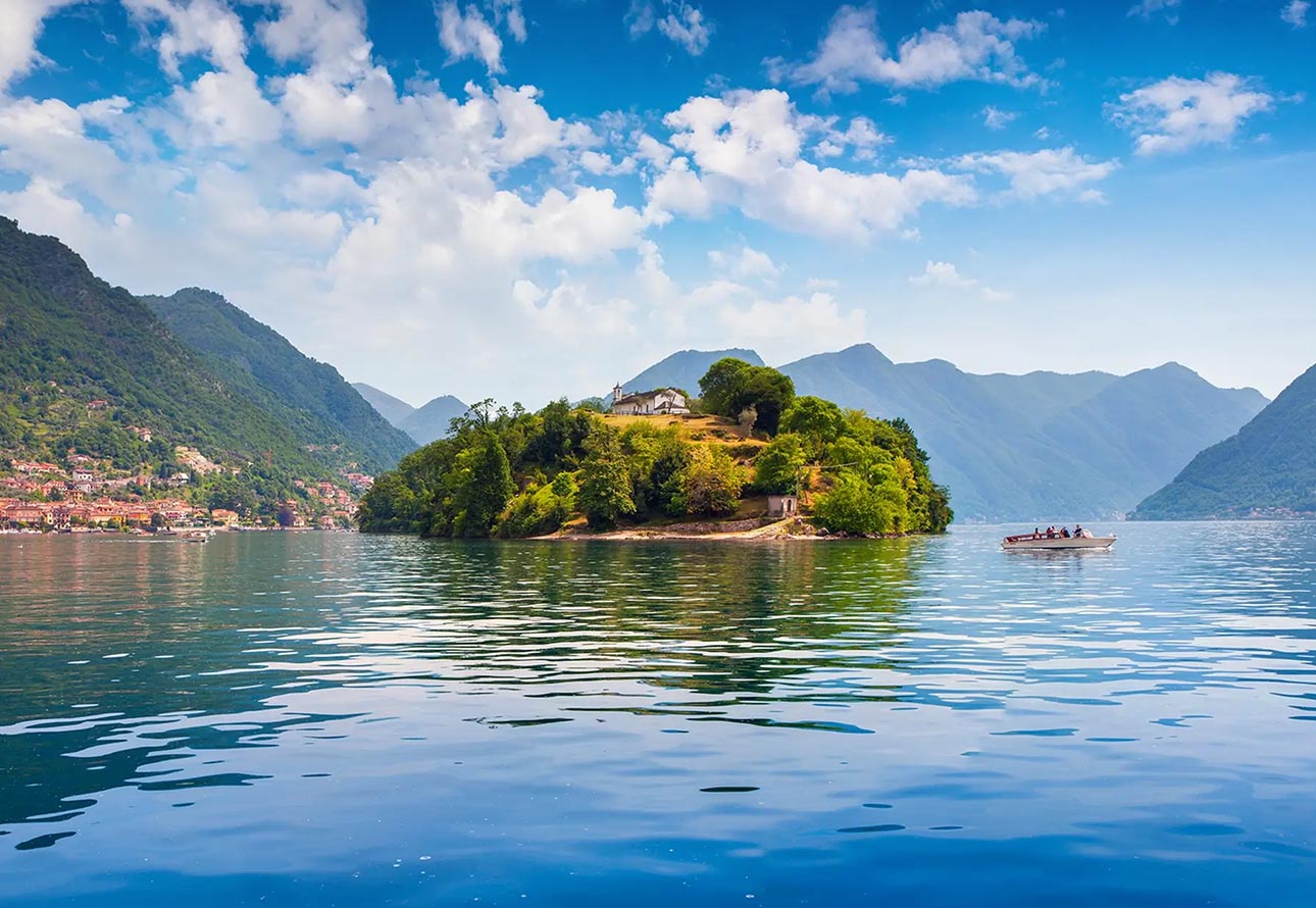 Eine kleine Insel Isola Comacina in der Mitte des Sees mit einem Boot