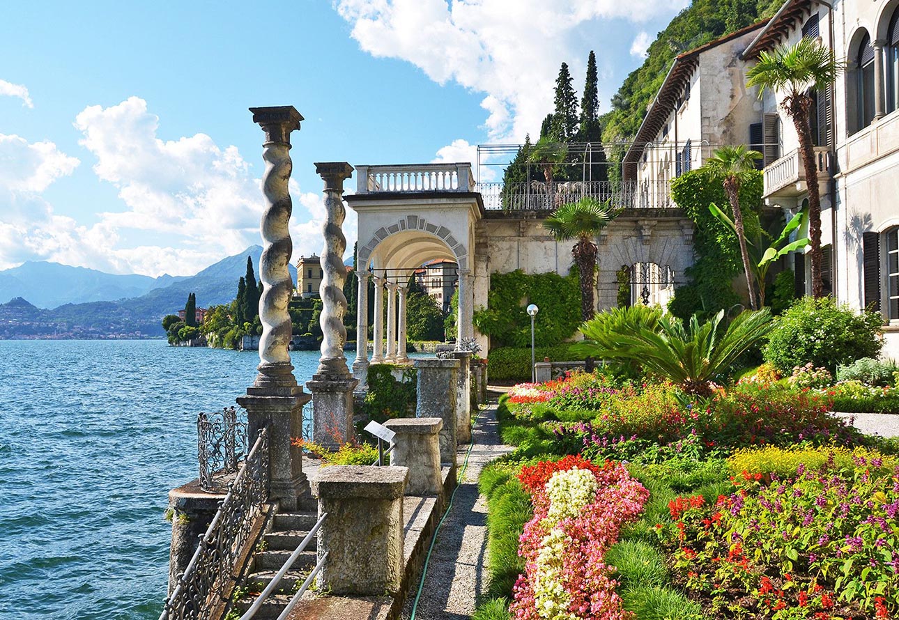  Le paysage pittoresque est mis en valeur par la Villa Monastero de Varenna , qui surplombe le lac.