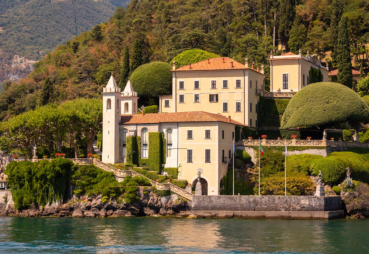 Una impresionante residencia, Villa Balbianello, elegantemente situada junto a las tranquilas orillas del lago de Como.