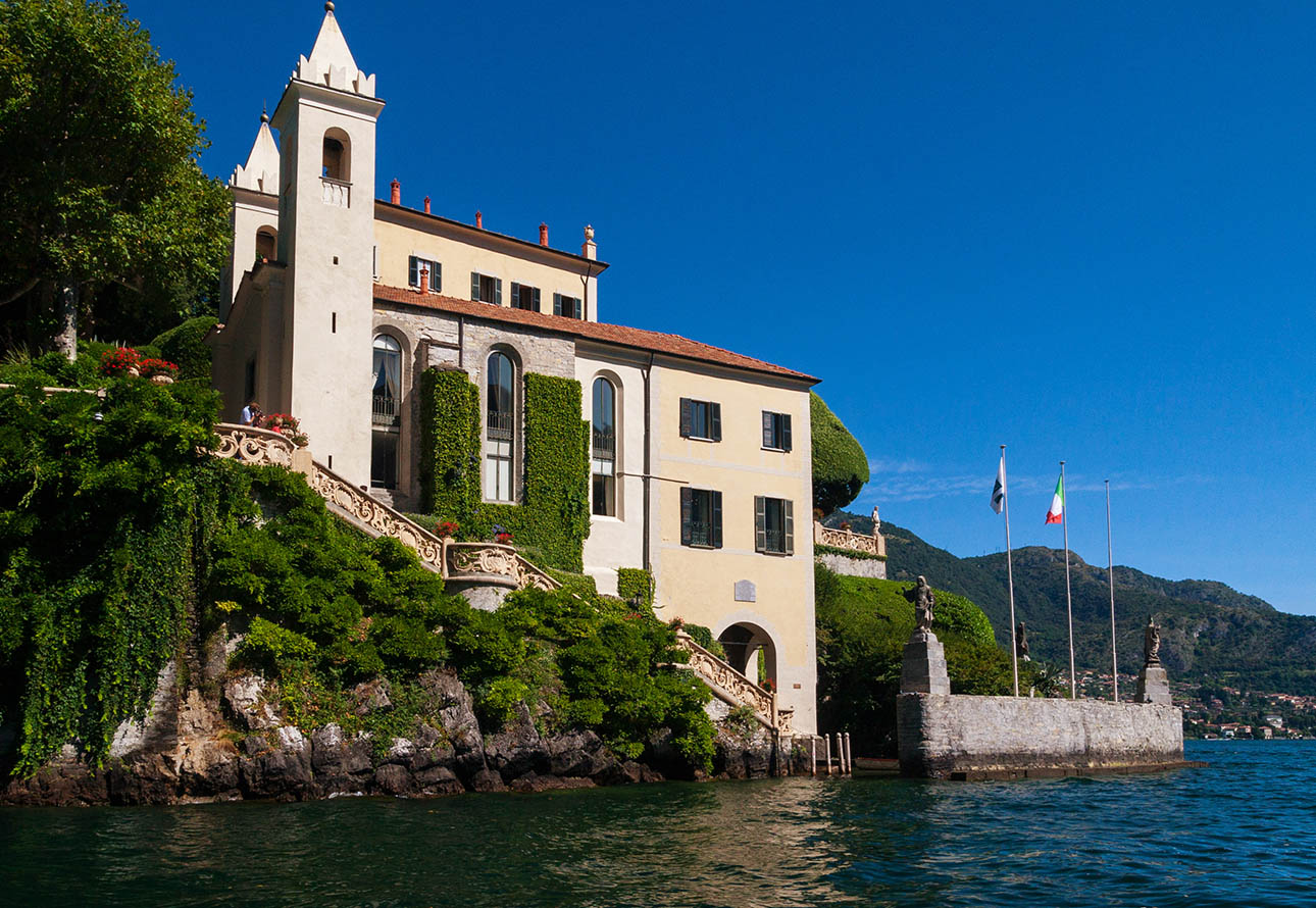 Villa del Balbianello, majestatyczny budynek na górze, oglądany z jeziora
