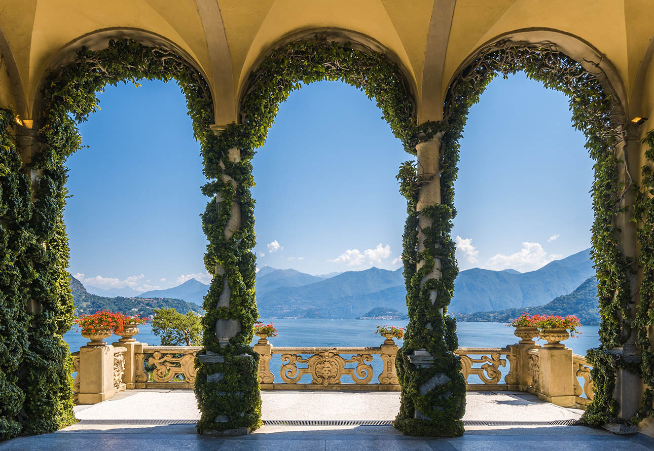 Una escena pintoresca capturada desde el balcón de Villa del Balbianello, que muestra el impresionante lago.