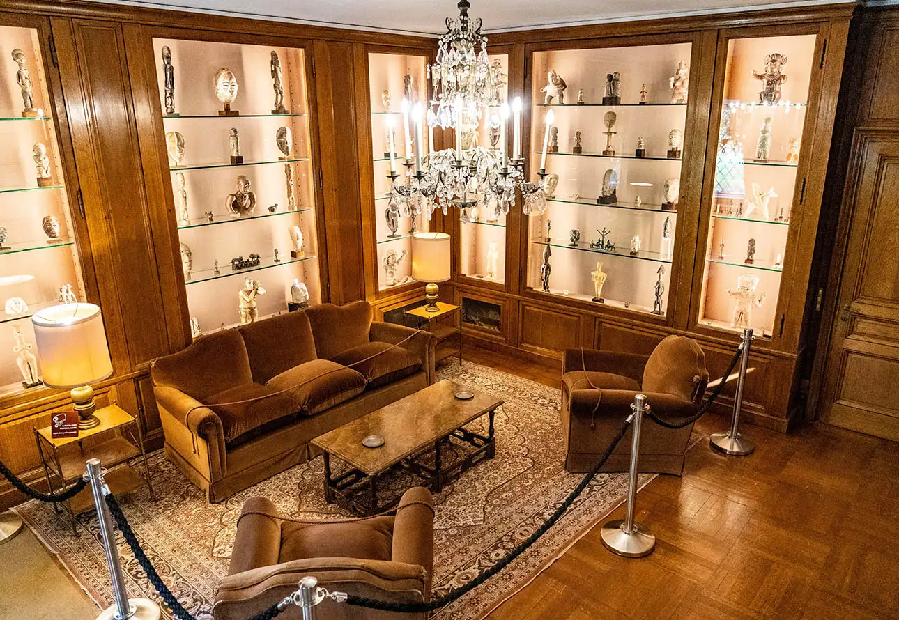 An elegant room with a couch, a table, and a chandelier, located at Villa del Balbianello